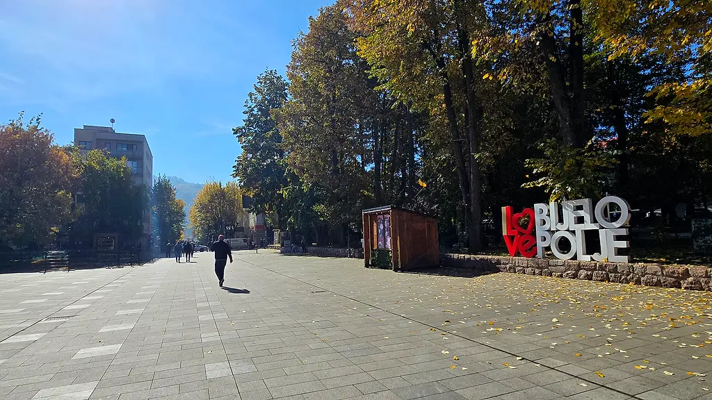 Gradski trg u Bijelom Polju sa natpisom „Volim Bijelo Polje“, jesen